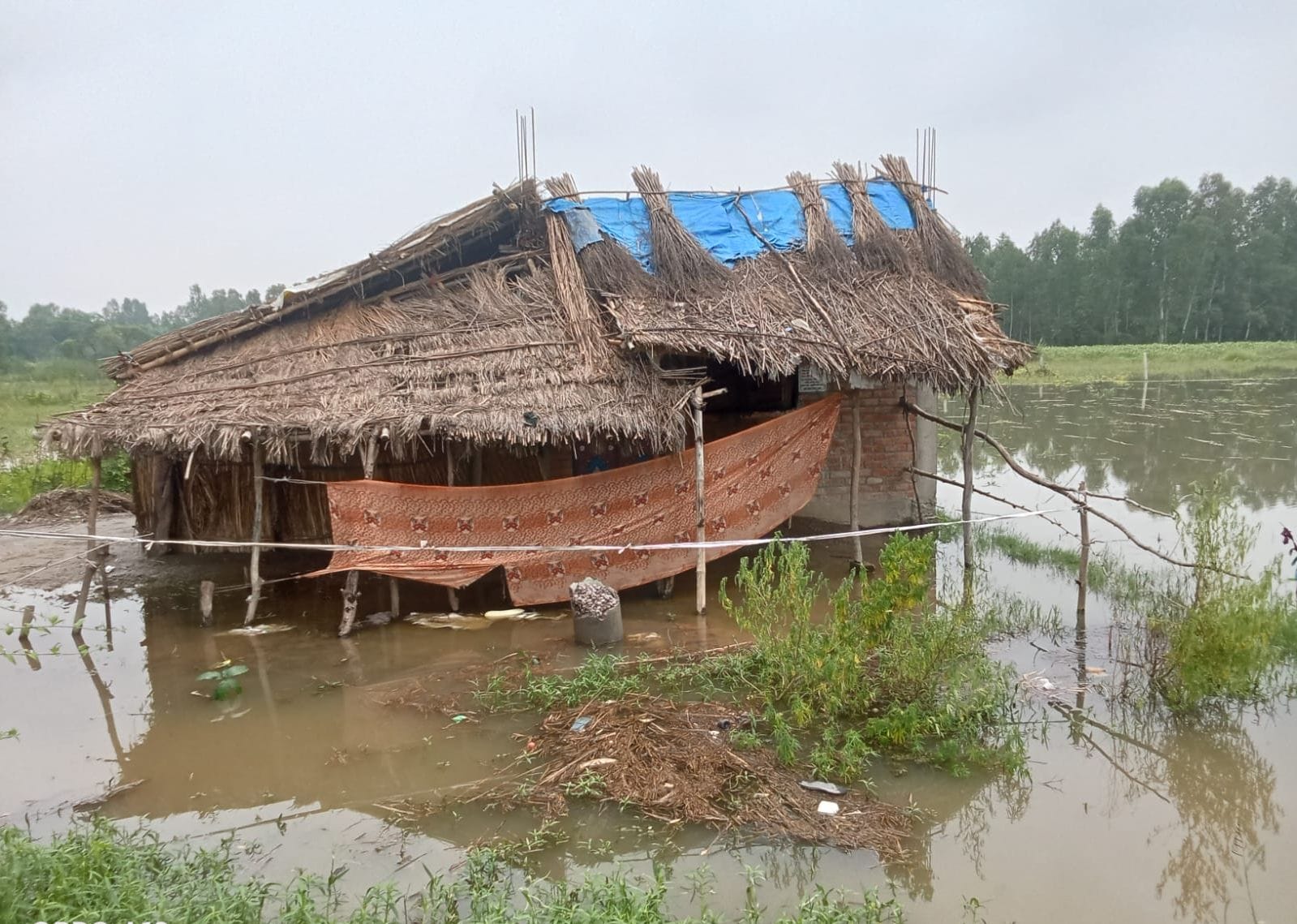 फोटो-24-फतेहपुर चौरासी में कबूलपुर मार्ग में भरे पानी से निकलतीं महिलाएं व ग्रामीण। संवाद फोटो-24-फतेहपुर चौरासी में कबूलपुर मार्ग में भरे पानी से निकलतीं महिलाएं व ग्रामीण। संवाद