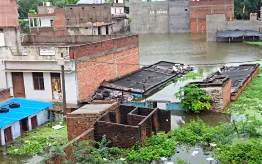 फोटो 28 एमएएचपी 18 परिचय-बीजानगर गांव में बारिश से इस तरह ढहे कच्चे मकान। संवाद फोटो 28 एमएएचपी 18 परिचय-बीजानगर गांव में बारिश से इस तरह ढहे कच्चे मकान। संवाद