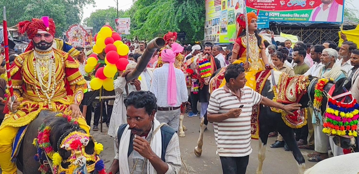 फोटो 28 एमएएचपी 24 परिचय-कस्बा चरखारी में निकली शोभायात्रा में हाथी पर सवार वीर आल्हा का प्रतिर फोटो 28 एमएएचपी 24 परिचय-कस्बा चरखारी में निकली शोभायात्रा में हाथी पर सवार वीर आल्हा का प्रतिर