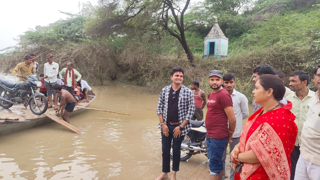 फोटो 29 एचएएमपी 19- बिवांर क्षेत्र में विरमा नदी के पानी में जलमग्न फसलें। संवाद फोटो 29 एचएएमपी 19- बिवांर क्षेत्र में विरमा नदी के पानी में जलमग्न फसलें। संवाद