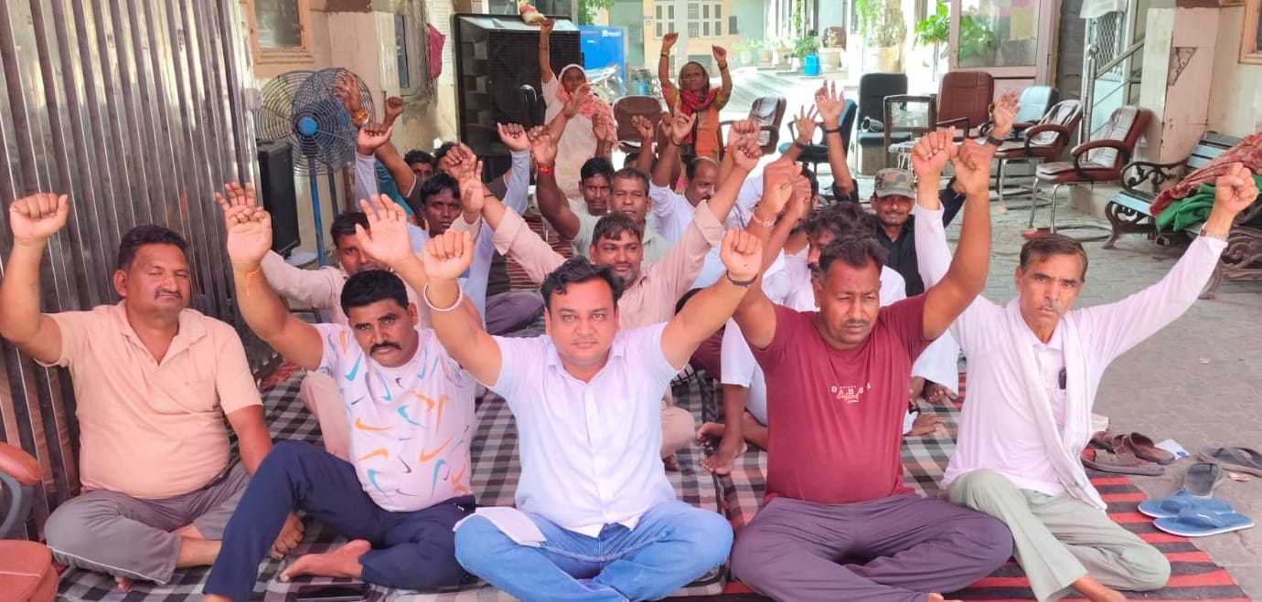 फोटो-53: बहादुरगढ़ में धरने पर हड़ताली कर्मचारियों को राखी बांधती महिला। संवाद