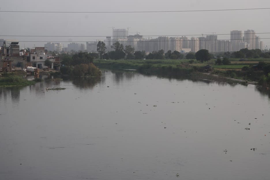 ग्रेटर नोएडा के कुलेसरा स्थित हिंडन में बढे जलस्तर के कारण डूबी सड़क को पार करते बाइ्रकसवार। आ ग्रेटर नोएडा के कुलेसरा स्थित हिंडन में बढे जलस्तर के कारण डूबी सड़क को पार करते बाइ्रकसवार। आ