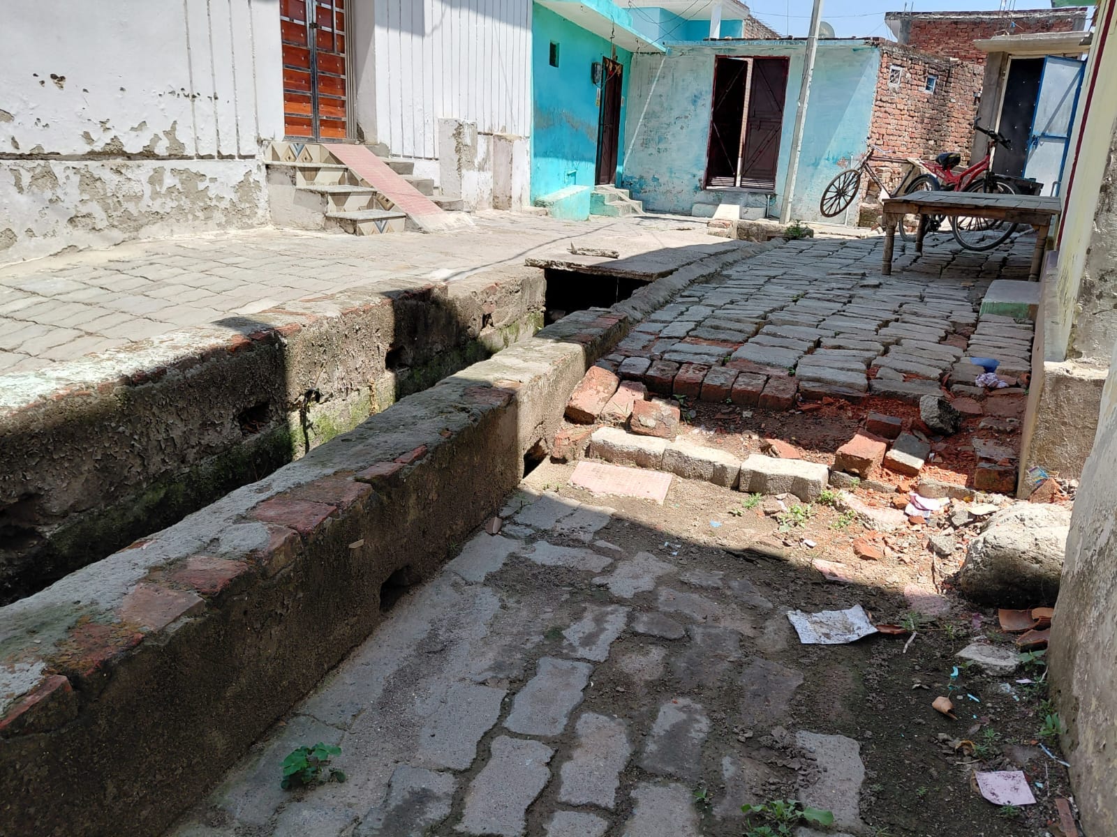 गांधी स्टेडियम पर हॉटमिक्स सड़क पर हुए गहरा गड्ढा। संवाद गांधी स्टेडियम पर हॉटमिक्स सड़क पर हुए गहरा गड्ढा। संवाद