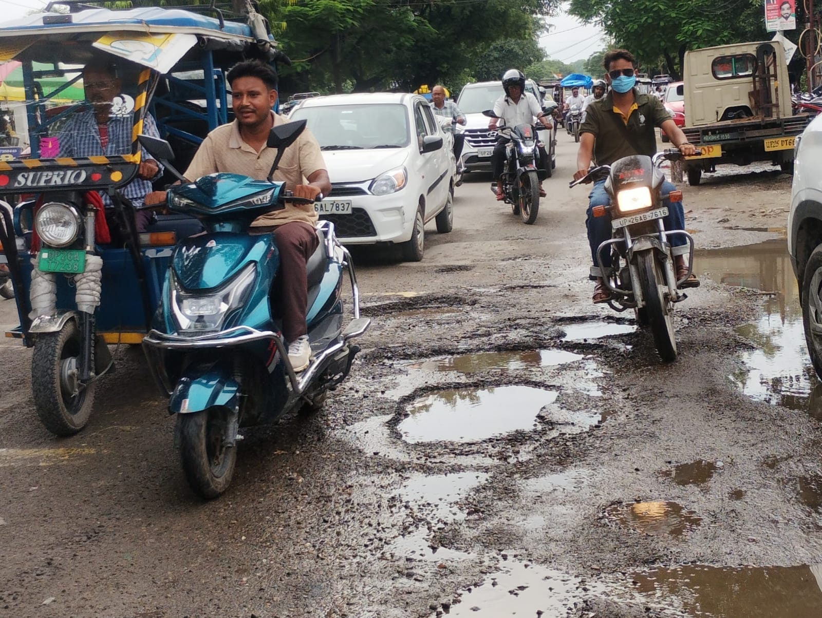गांधी स्टेडियम पर हॉटमिक्स सड़क पर हुए गहरा गड्ढा। संवाद गांधी स्टेडियम पर हॉटमिक्स सड़क पर हुए गहरा गड्ढा। संवाद