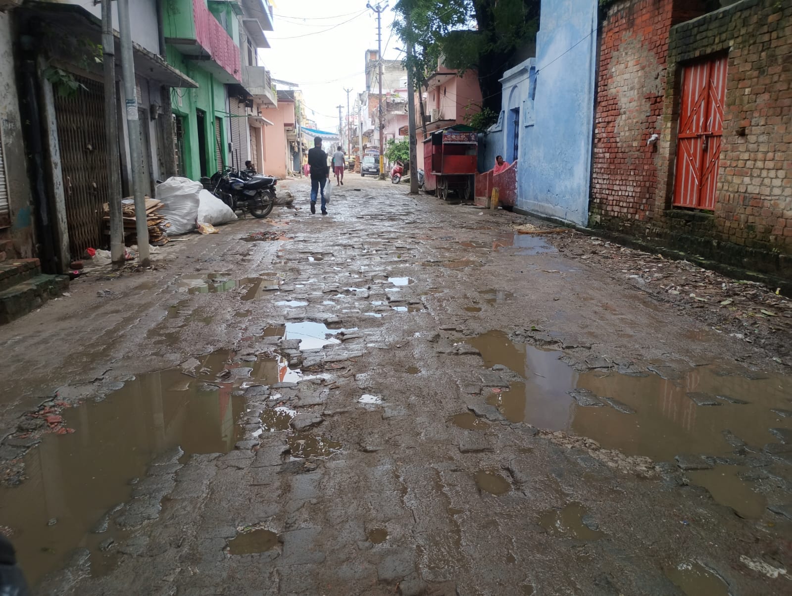 गांधी स्टेडियम पर हॉटमिक्स सड़क पर हुए गहरा गड्ढा। संवाद गांधी स्टेडियम पर हॉटमिक्स सड़क पर हुए गहरा गड्ढा। संवाद