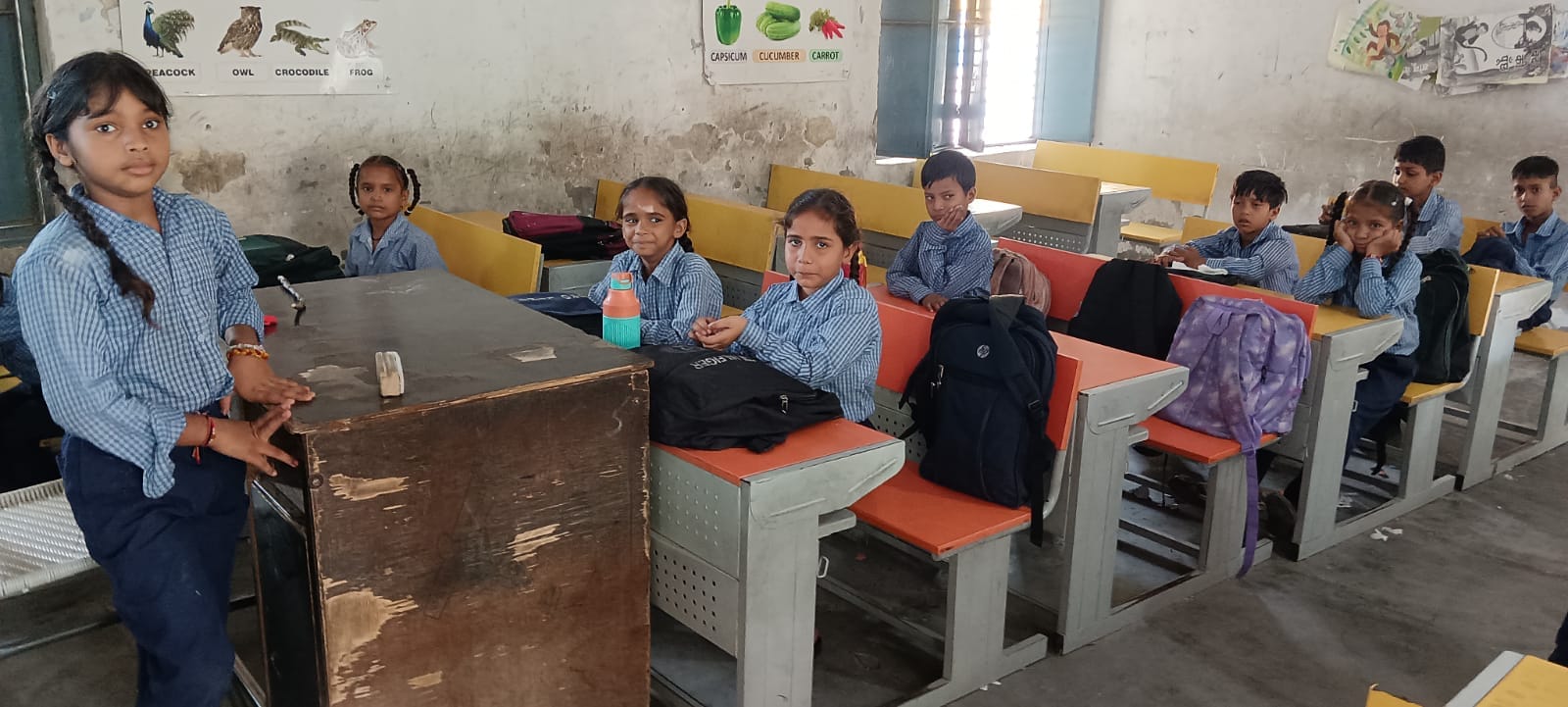 जाखन दादी के राजकीय प्राथमिक स्कूल में क्लास में विद्यार्थी खुद ही ब्लैकबोर्ड पर लिखकर पढ़ते हु