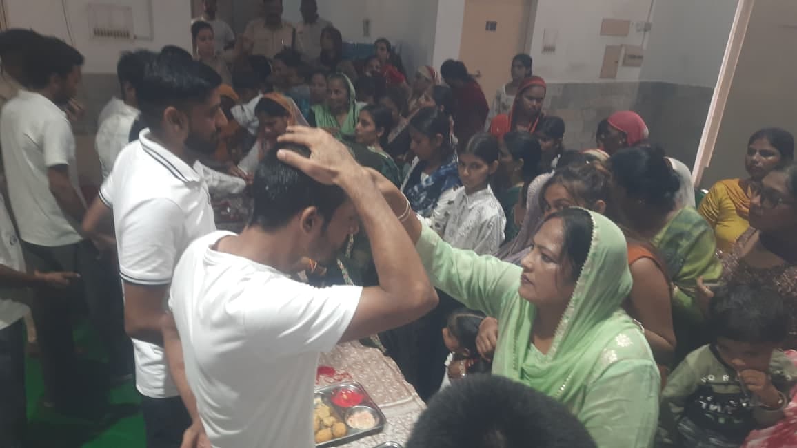 जिला जेल जगाधरी में बंद भाइयों व परिजनों को राखी बांधतीं महिलाएं। जेल प्रशासन जिला जेल जगाधरी में बंद भाइयों व परिजनों को राखी बांधतीं महिलाएं। जेल प्रशासन