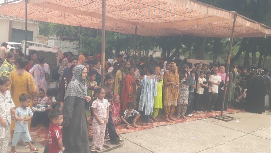 जिला जेल जगाधरी में बंद भाइयों व परिजनों को राखी बांधतीं महिलाएं। जेल प्रशासन जिला जेल जगाधरी में बंद भाइयों व परिजनों को राखी बांधतीं महिलाएं। जेल प्रशासन