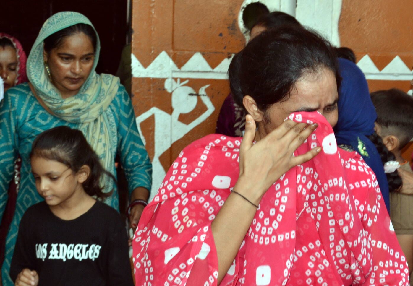 जिला कारागार में अपने भाई, भतीजे, पिता और दादा को राखी बांधने के लिए पहुंची बहन, बुआ और बेटिया जिला कारागार में अपने भाई, भतीजे, पिता और दादा को राखी बांधने के लिए पहुंची बहन, बुआ और बेटिया