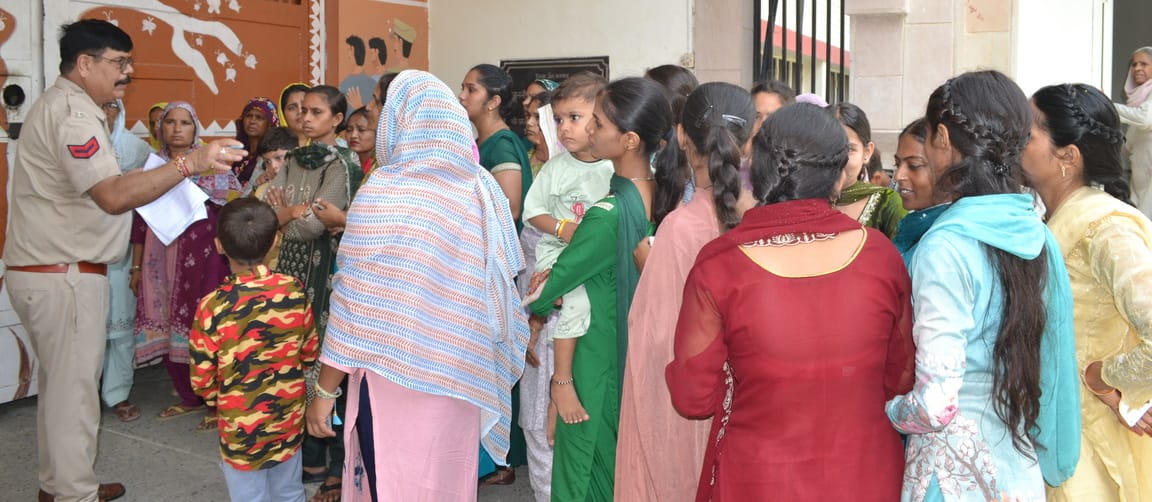 जिला कारागार में अपने भाई, भतीजे, पिता और दादा को राखी बांधने के लिए पहुंची बहन, बुआ और बेटिया जिला कारागार में अपने भाई, भतीजे, पिता और दादा को राखी बांधने के लिए पहुंची बहन, बुआ और बेटिया