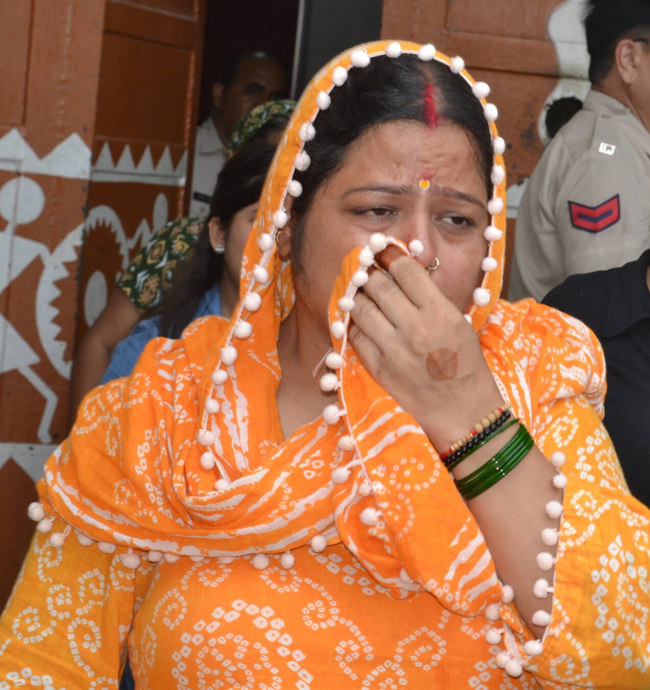 जिला कारागार में अपने भाई, भतीजे, पिता और दादा को राखी बांधने के लिए पहुंची बहन, बुआ और बेटिया जिला कारागार में अपने भाई, भतीजे, पिता और दादा को राखी बांधने के लिए पहुंची बहन, बुआ और बेटिया