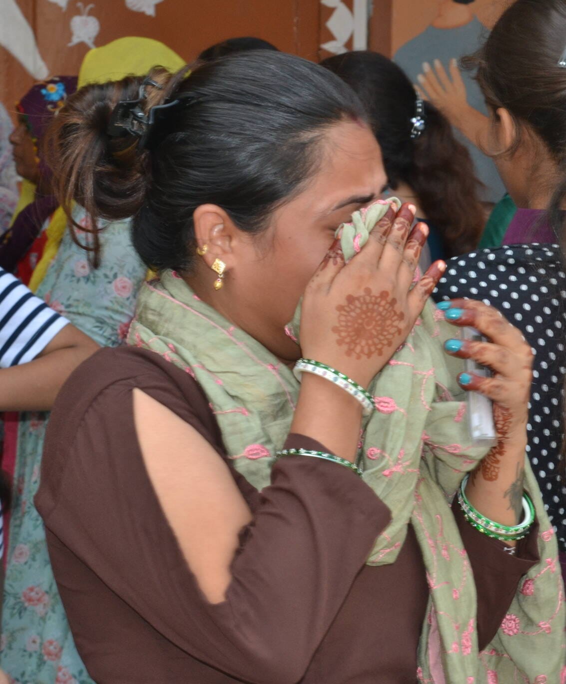जिला कारागार में अपने भाई, भतीजे, पिता और दादा को राखी बांधने के लिए पहुंची बहन, बुआ और बेटिया जिला कारागार में अपने भाई, भतीजे, पिता और दादा को राखी बांधने के लिए पहुंची बहन, बुआ और बेटिया