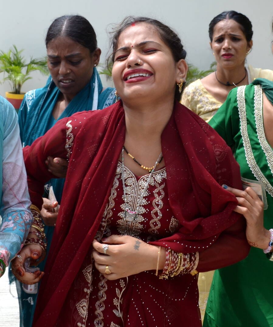 जिला कारागार में अपने भाई, भतीजे, पिता और दादा को राखी बांधने के लिए पहुंची बहन, बुआ और बेटिया जिला कारागार में अपने भाई, भतीजे, पिता और दादा को राखी बांधने के लिए पहुंची बहन, बुआ और बेटिया