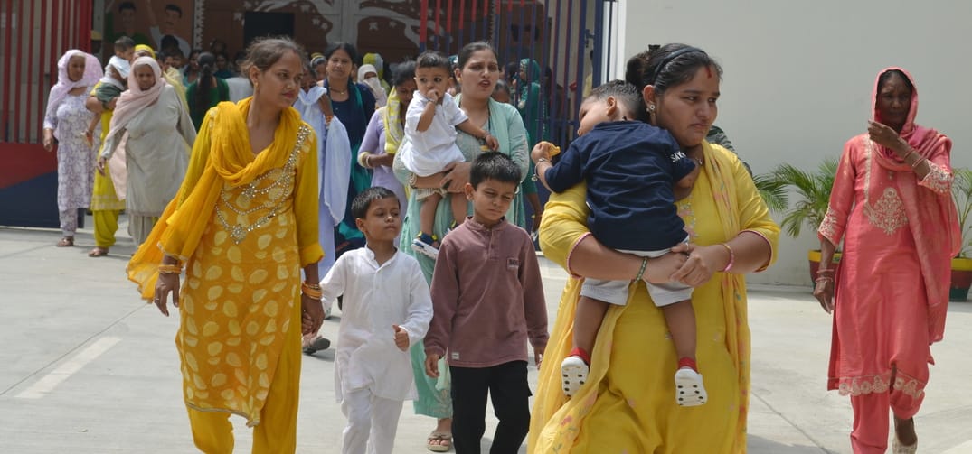 जिला कारागार में अपने भाई, भतीजे, पिता और दादा को राखी बांधने के लिए पहुंची बहन, बुआ और बेटिया जिला कारागार में अपने भाई, भतीजे, पिता और दादा को राखी बांधने के लिए पहुंची बहन, बुआ और बेटिया