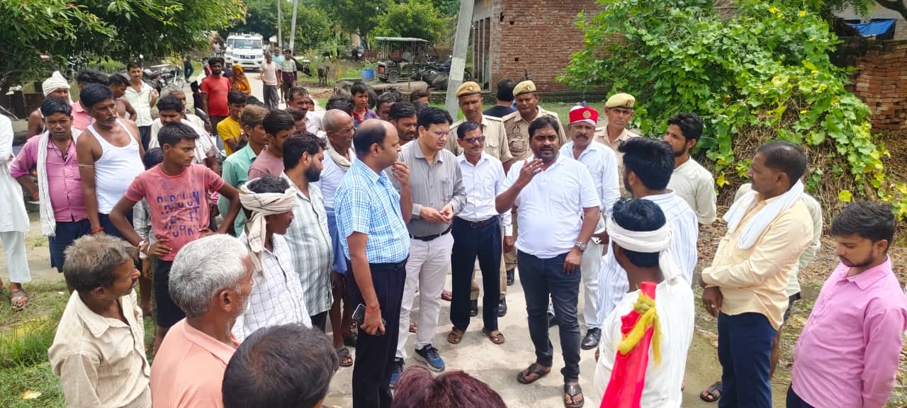 जलालाबाद-शमसाबाद स्टेट हाईवे पर भरे पानी से गुजरते लोग। संवाद जलालाबाद-शमसाबाद स्टेट हाईवे पर भरे पानी से गुजरते लोग। संवाद