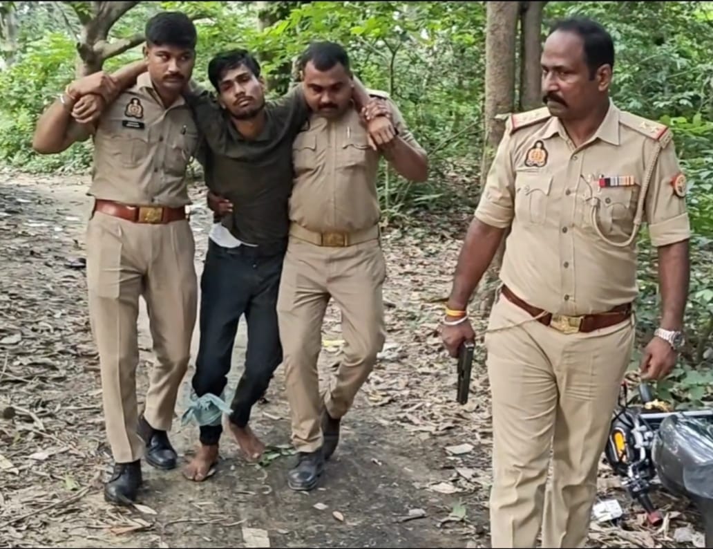जैतपुर में मुठभेड़ के बाद सीएचसी में भर्ती घायल बदमाश पप्पू। स्रोत मीडिया सेल