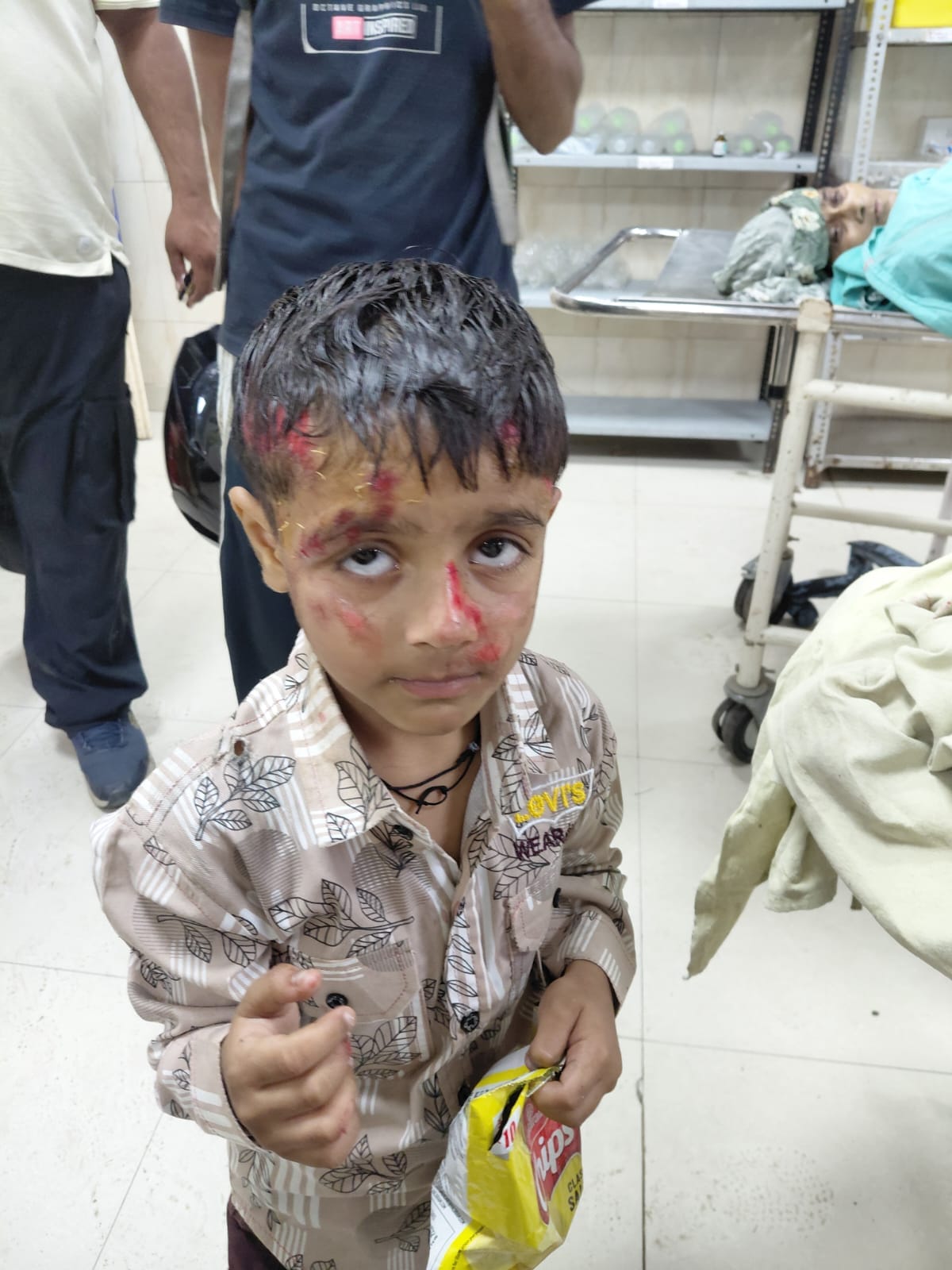 कुरुक्षेत्र। इशरगढ़ गांव के पास हादसे में घायल हुई दपंति का उपचार करते हुए चिकित्सक व नर्स स्टा कुरुक्षेत्र। इशरगढ़ गांव के पास हादसे में घायल हुई दपंति का उपचार करते हुए चिकित्सक व नर्स स्टा