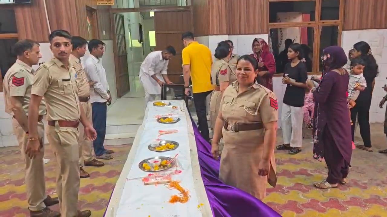 कुरुक्षेत्र। जेल की डोडी में अपनी छोटी बहनों को आर्शिवाद देता हुआ जेल में बंद बंदी। संवाद कुरुक्षेत्र। जेल की डोडी में अपनी छोटी बहनों को आर्शिवाद देता हुआ जेल में बंद बंदी। संवाद