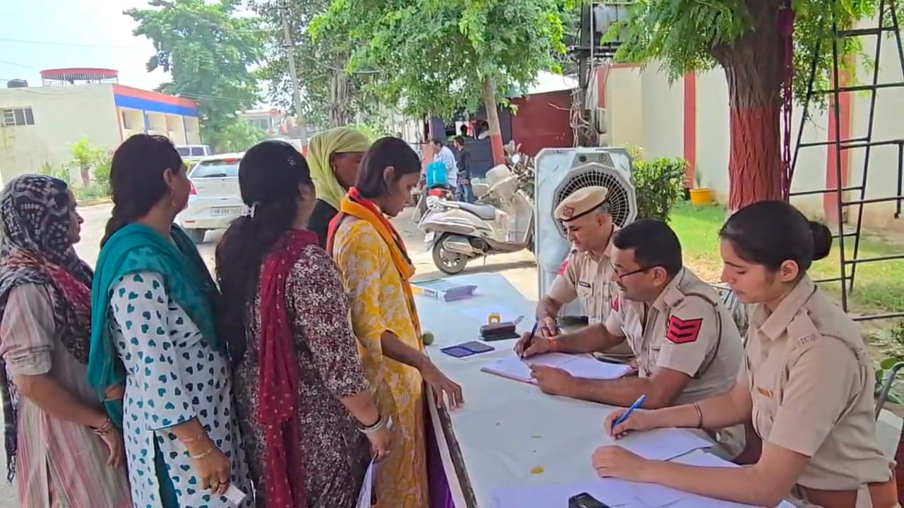कुरुक्षेत्र। जेल की डोडी में अपनी छोटी बहनों को आर्शिवाद देता हुआ जेल में बंद बंदी। संवाद कुरुक्षेत्र। जेल की डोडी में अपनी छोटी बहनों को आर्शिवाद देता हुआ जेल में बंद बंदी। संवाद