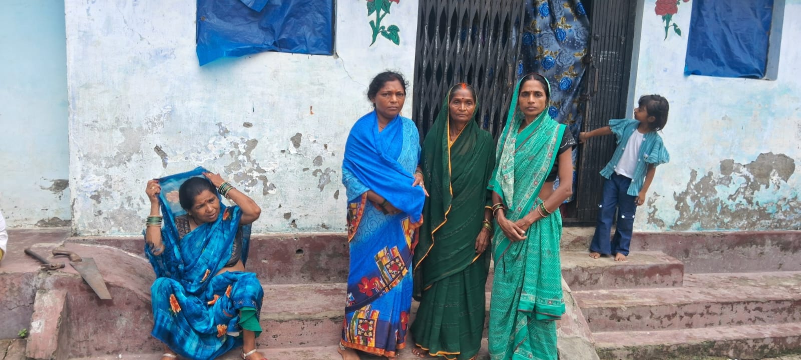 करन शर्मा की मौत के बाद दरवाजे पर मायूस होकर बैठे परिजन।संवाद करन शर्मा की मौत के बाद दरवाजे पर मायूस होकर बैठे परिजन।संवाद