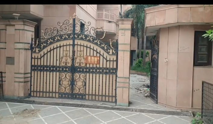 मॉडल टाउन स्थित कोठी में शव मिलने पर कार्रवाई करती पुलिस। संवाद मॉडल टाउन स्थित कोठी में शव मिलने पर कार्रवाई करती पुलिस। संवाद
