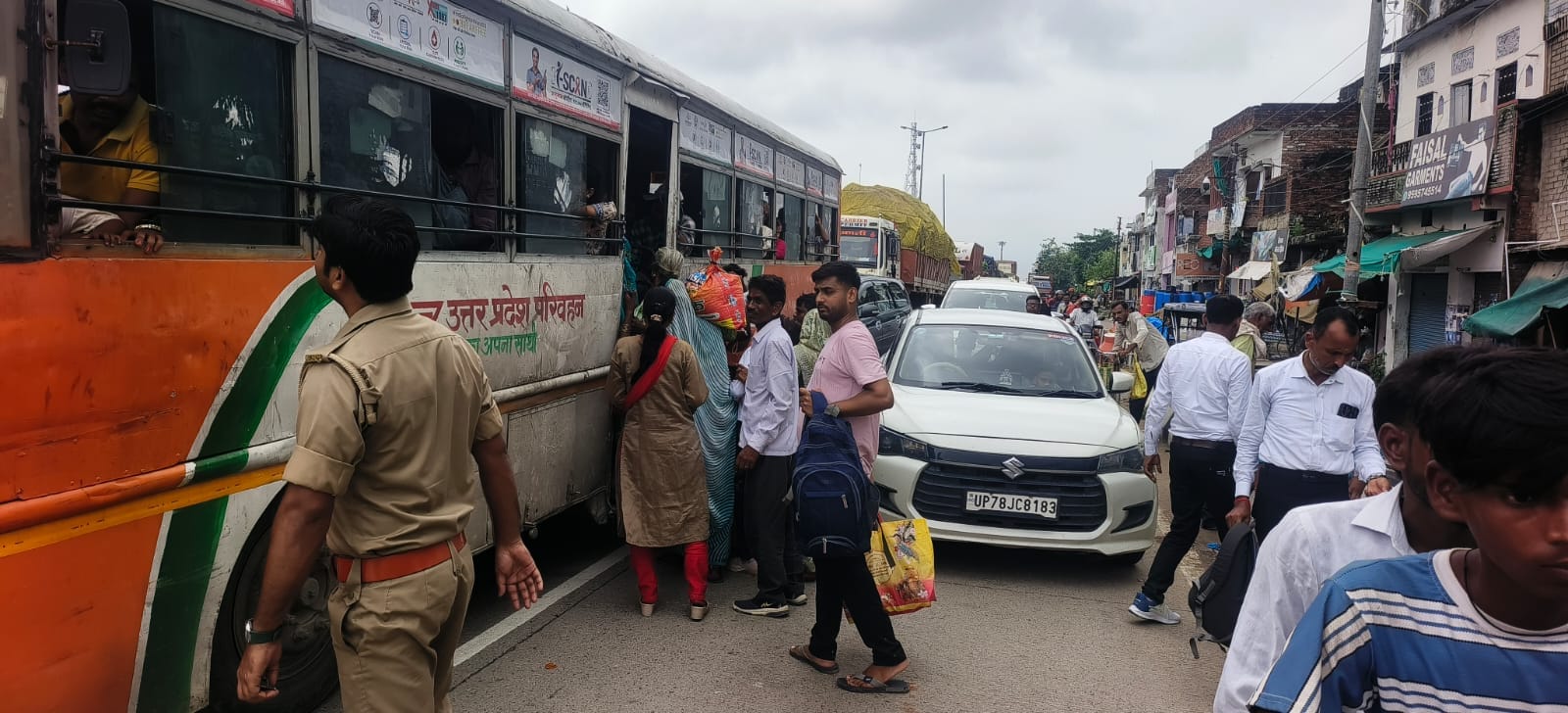 मूरतगंज कस्बे से सैनी , अजुहा, खागा और फतेहपुर के सफर के लिए रोडवेज बस पर चढ़ती महिलाऐं। संवाद मूरतगंज कस्बे से सैनी , अजुहा, खागा और फतेहपुर के सफर के लिए रोडवेज बस पर चढ़ती महिलाऐं। संवाद