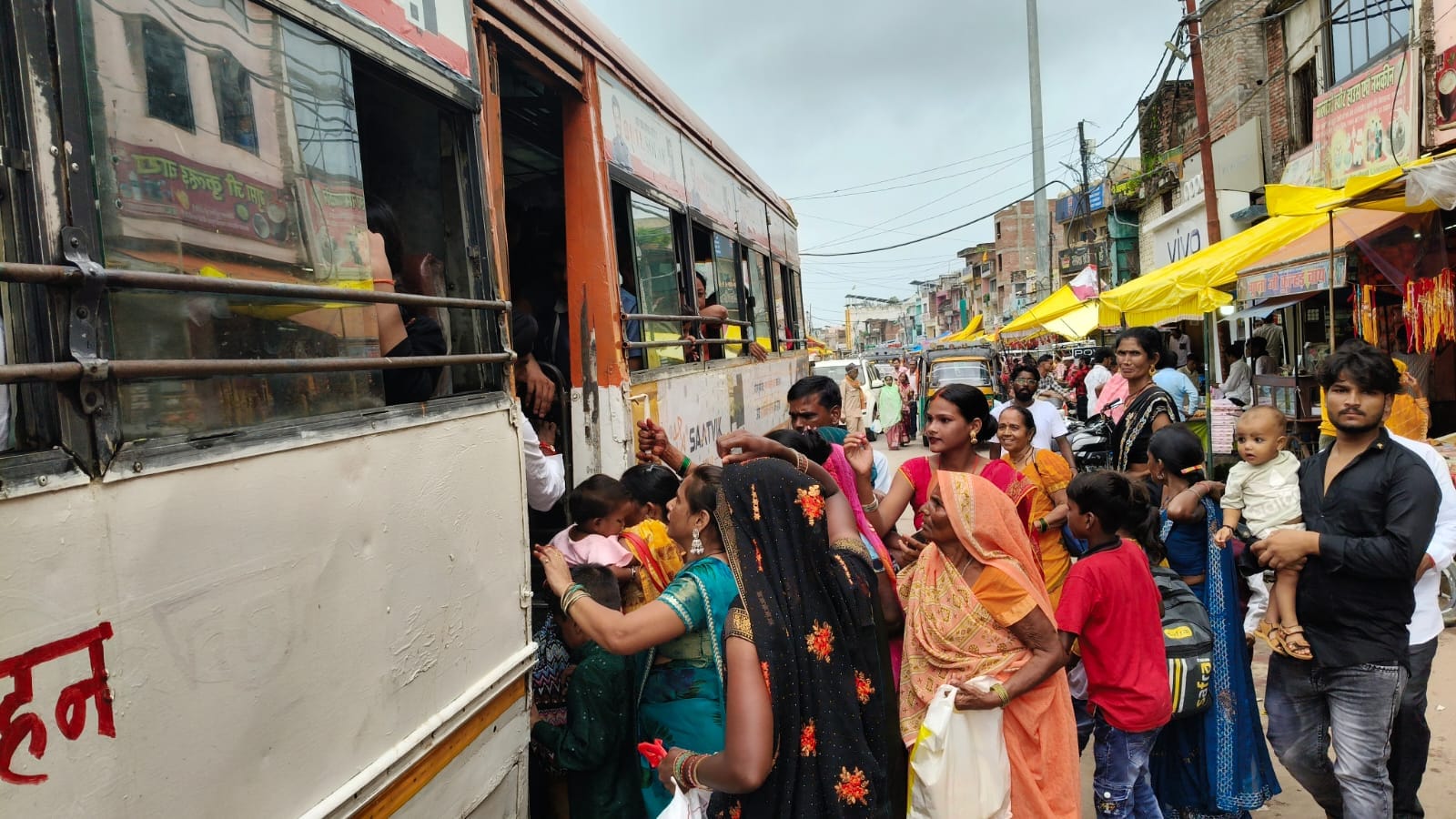 मूरतगंज कस्बे से सैनी , अजुहा, खागा और फतेहपुर के सफर के लिए रोडवेज बस पर चढ़ती महिलाऐं। संवाद मूरतगंज कस्बे से सैनी , अजुहा, खागा और फतेहपुर के सफर के लिए रोडवेज बस पर चढ़ती महिलाऐं। संवाद