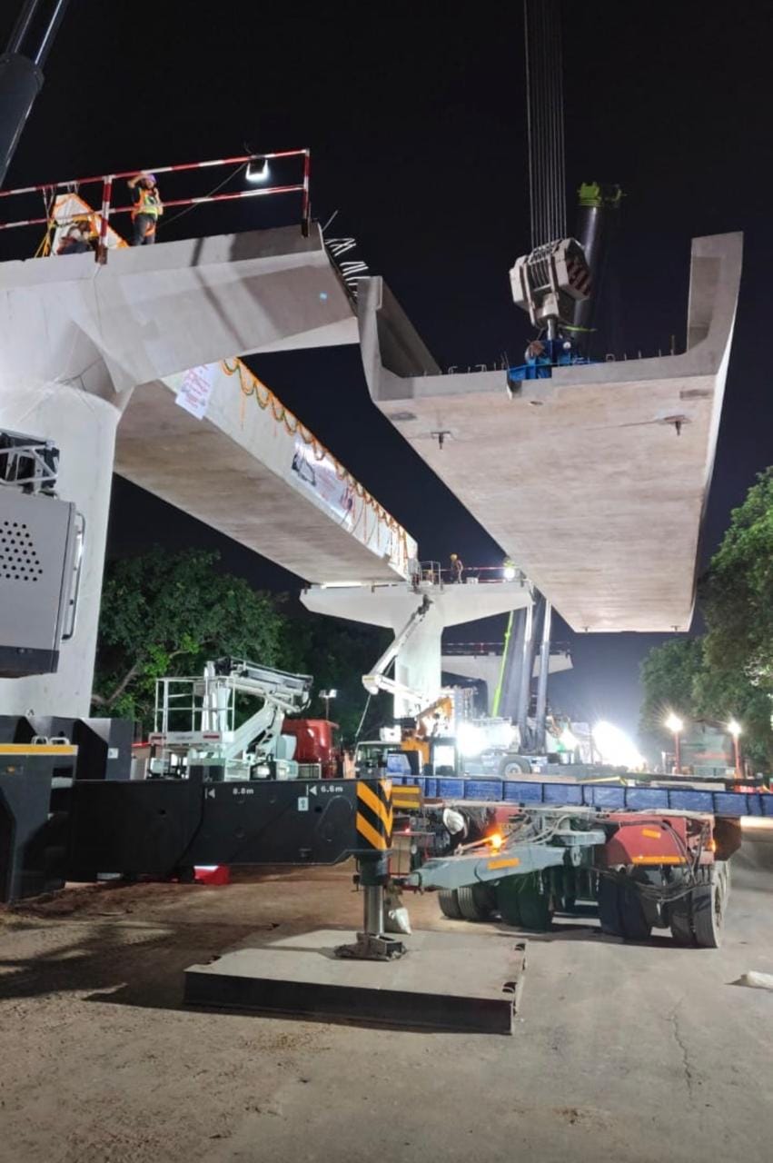 मेट्रो निर्माण के दौरान यू गर्डर रखने से पहले पूजा करते मंत्री राव नरबीव सिंह । स्त्रोत- विज्ञ