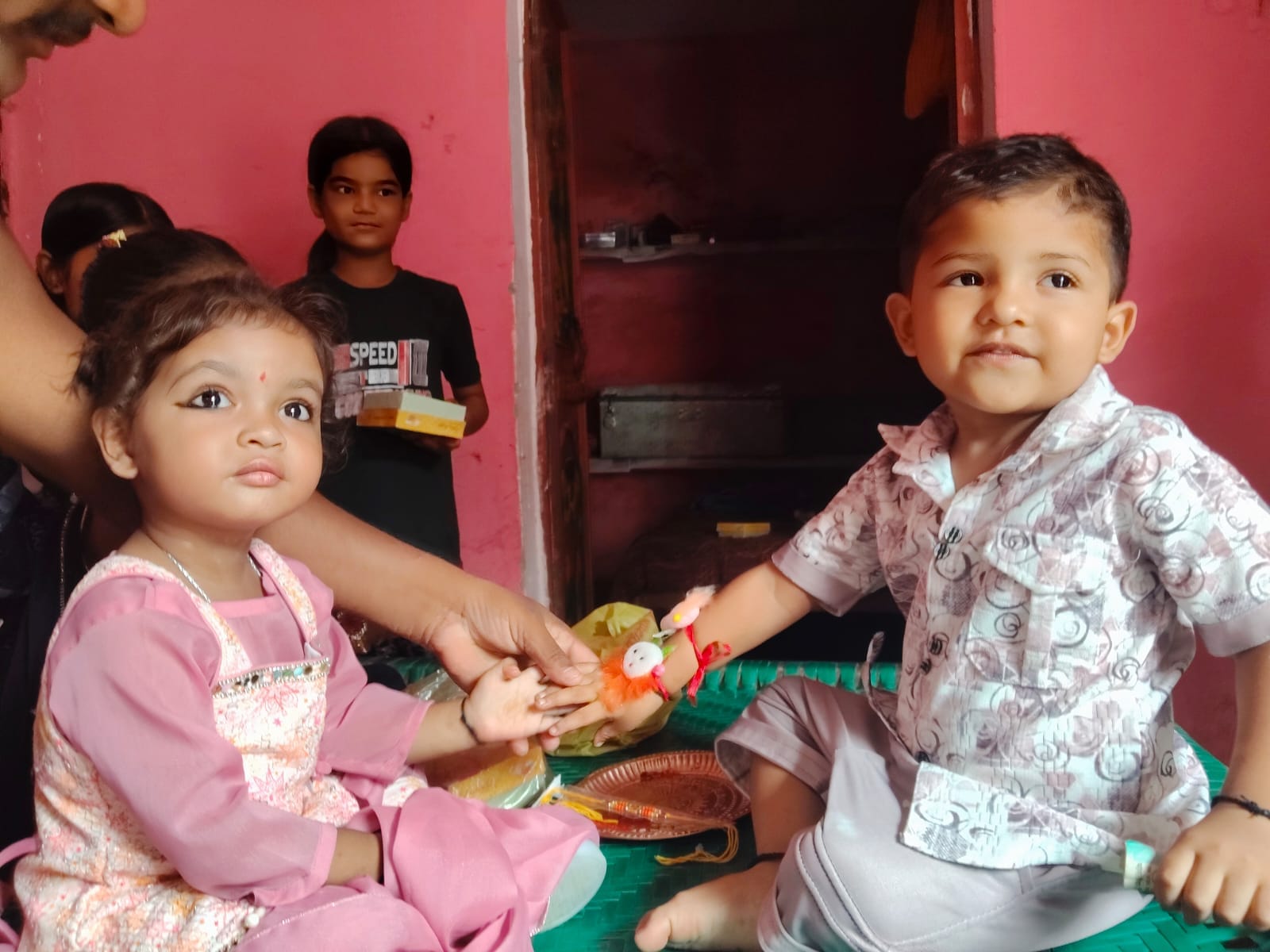 न्यूरिया क्षेत्र के गांव मैदना में रक्षाबंधन पर्व पर भाई की कलाई पर राखी बांधती बहन।संबाद न्यूरिया क्षेत्र के गांव मैदना में रक्षाबंधन पर्व पर भाई की कलाई पर राखी बांधती बहन।संबाद