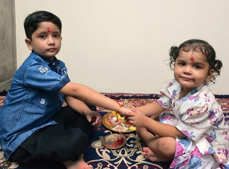 न्यूरिया क्षेत्र के गांव मैदना में रक्षाबंधन पर्व पर भाई की कलाई पर राखी बांधती बहन।संबाद न्यूरिया क्षेत्र के गांव मैदना में रक्षाबंधन पर्व पर भाई की कलाई पर राखी बांधती बहन।संबाद