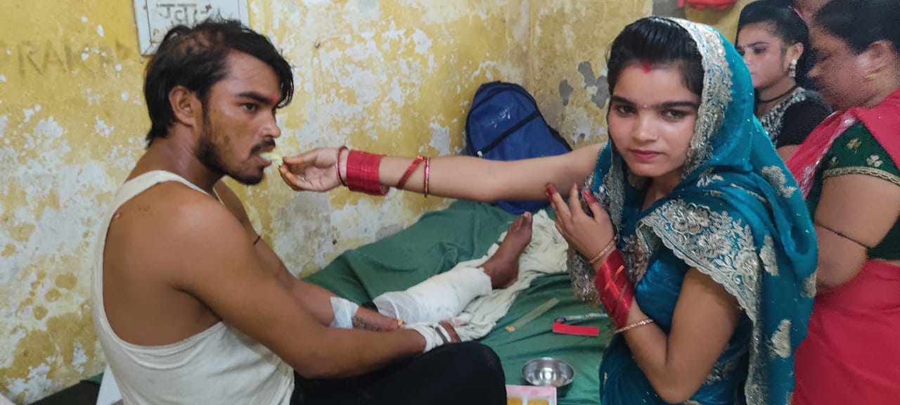 न्यूरिया क्षेत्र के गांव मैदना में रक्षाबंधन पर्व पर भाई की कलाई पर राखी बांधती बहन।संबाद न्यूरिया क्षेत्र के गांव मैदना में रक्षाबंधन पर्व पर भाई की कलाई पर राखी बांधती बहन।संबाद