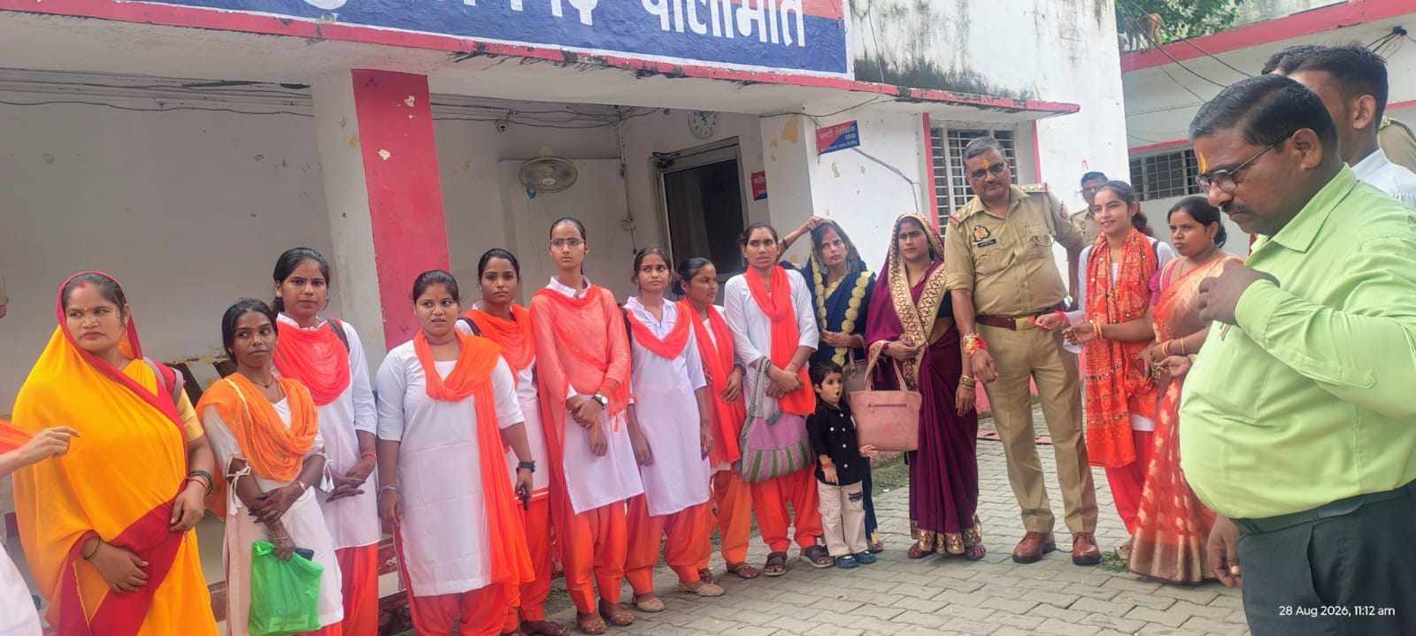न्यूरिया क्षेत्र के गांव मैदना में रक्षाबंधन पर्व पर भाई की कलाई पर राखी बांधती बहन।संबाद न्यूरिया क्षेत्र के गांव मैदना में रक्षाबंधन पर्व पर भाई की कलाई पर राखी बांधती बहन।संबाद