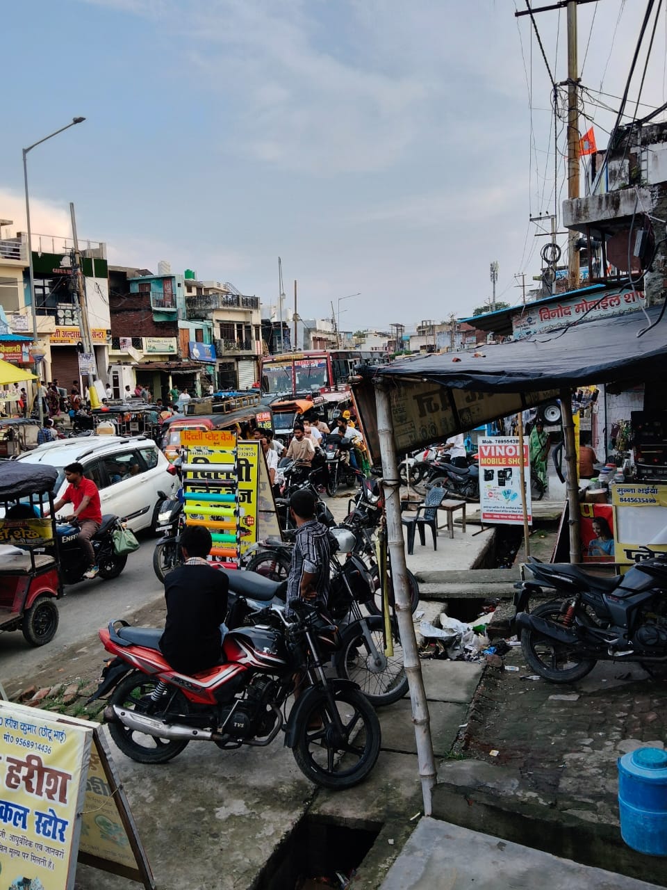 न्यूरिया क्षेत्र के गांव मैदना में रक्षाबंधन पर्व पर भाई की कलाई पर राखी बांधती बहन।संबाद न्यूरिया क्षेत्र के गांव मैदना में रक्षाबंधन पर्व पर भाई की कलाई पर राखी बांधती बहन।संबाद