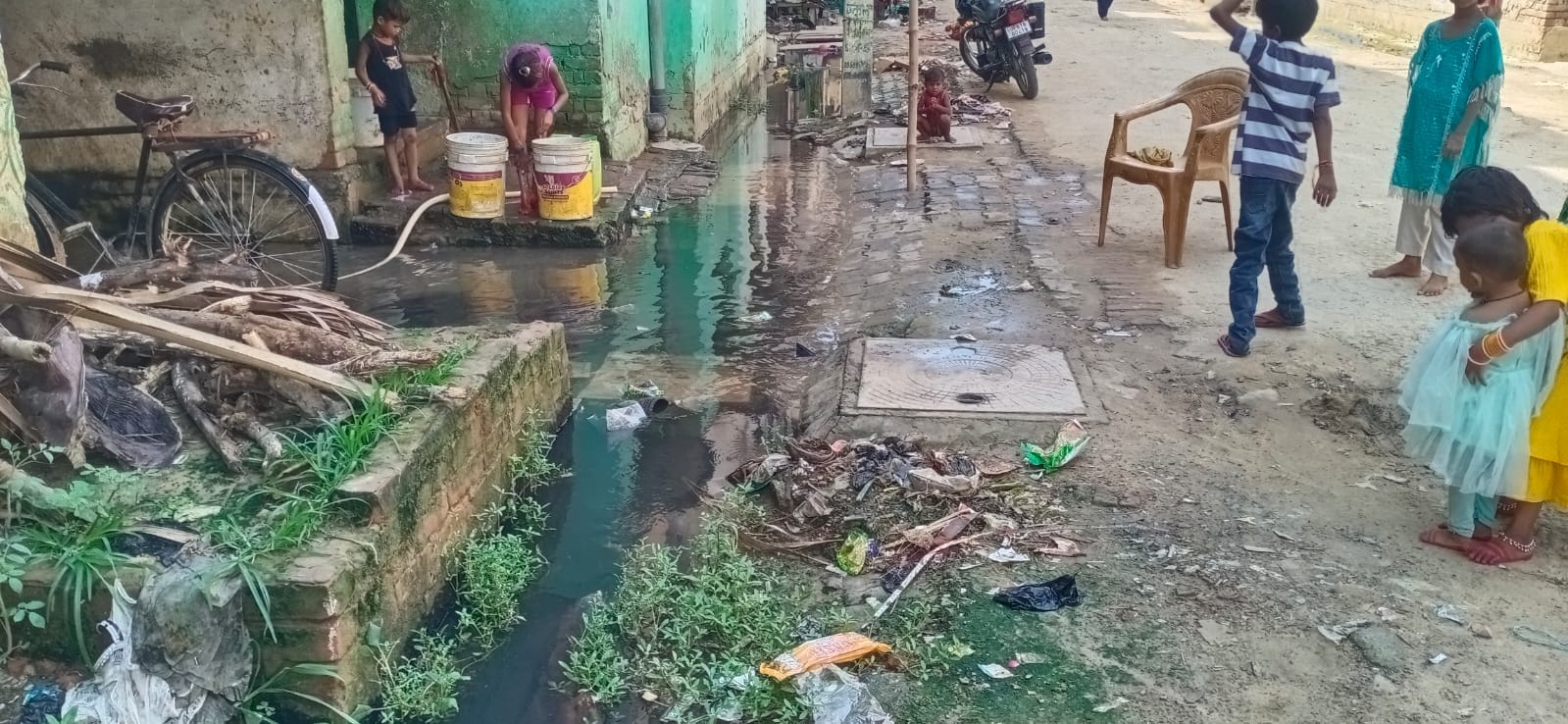 पड़ताल की खबर में....आदर्श बाजार स्थित कांशीराम कॉलोनी शहर के अन्य हिस्सों का डंप किया गया कूड पड़ताल की खबर में....आदर्श बाजार स्थित कांशीराम कॉलोनी शहर के अन्य हिस्सों का डंप किया गया कूड