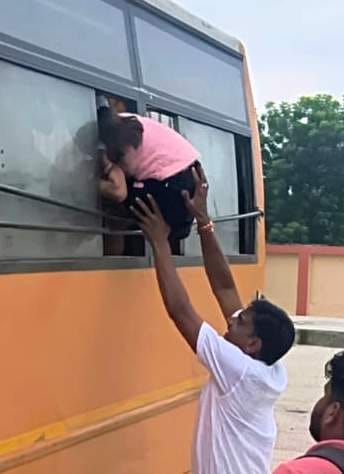 रोडवेज बस में चढ़ने का प्रयास करते लोग। संवाद रोडवेज बस में चढ़ने का प्रयास करते लोग। संवाद