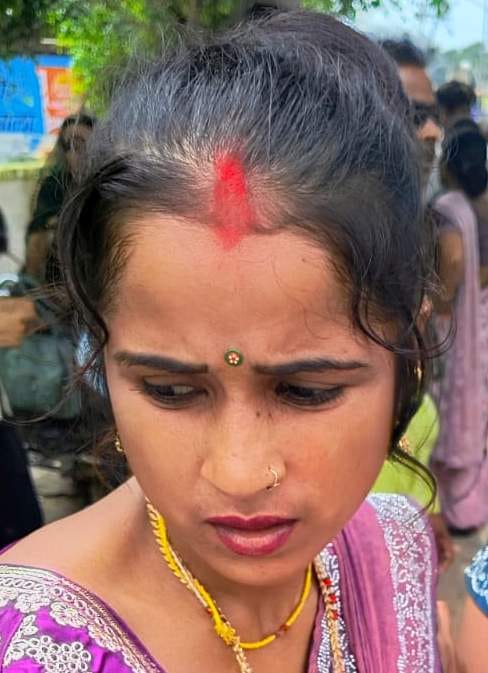 रोडवेज बस में चढ़ने का प्रयास करते लोग। संवाद रोडवेज बस में चढ़ने का प्रयास करते लोग। संवाद