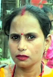 रोडवेज बस में चढ़ने का प्रयास करते लोग। संवाद रोडवेज बस में चढ़ने का प्रयास करते लोग। संवाद