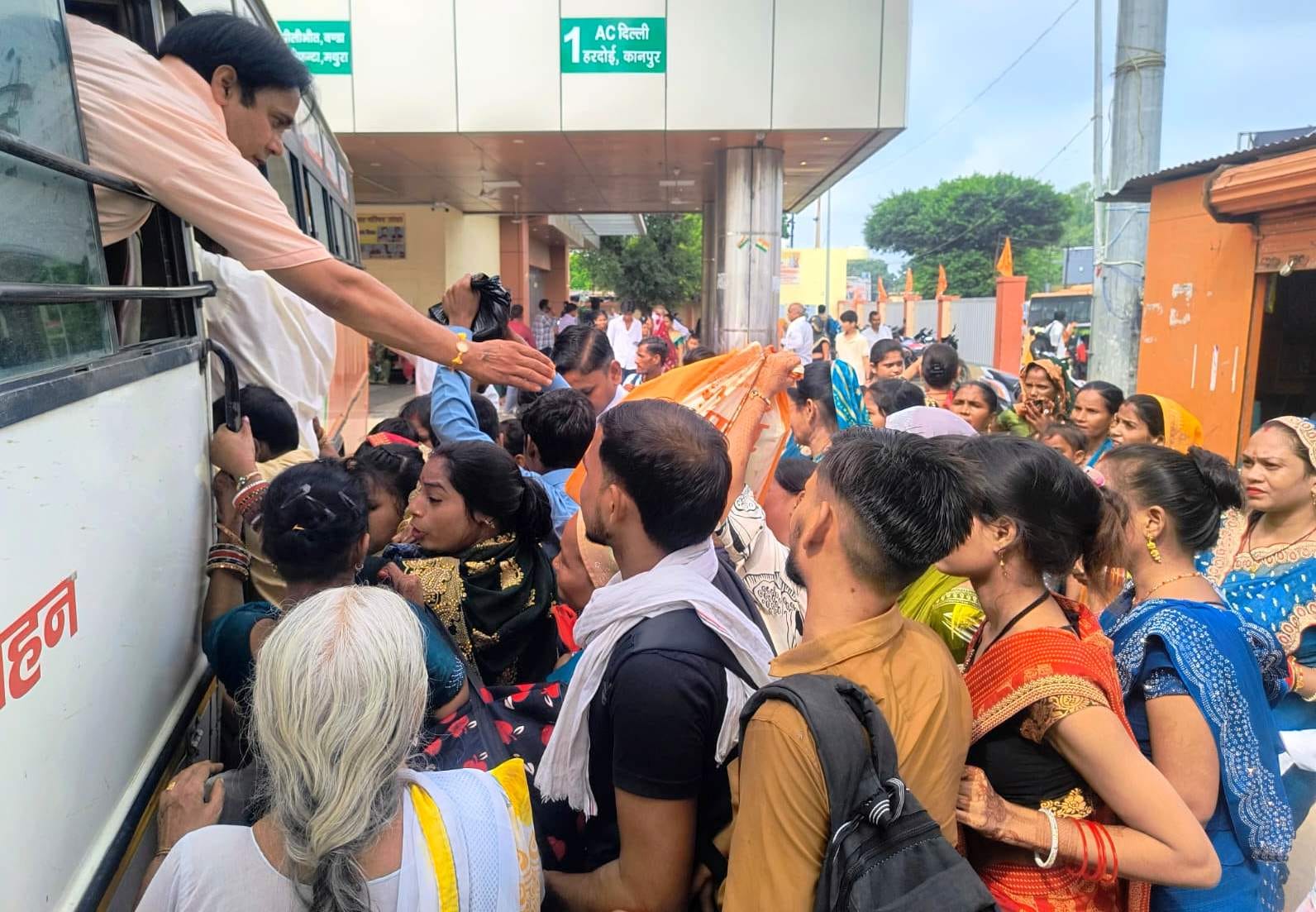 रोडवेज बस में चढ़ने का प्रयास करते लोग। संवाद रोडवेज बस में चढ़ने का प्रयास करते लोग। संवाद