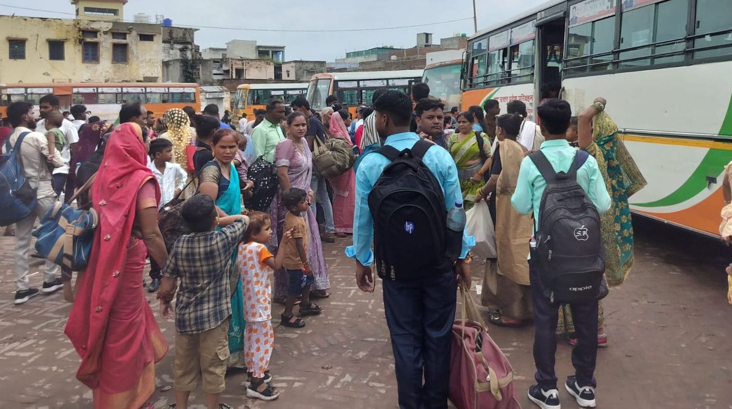 रोडवेज चौराहा पर बसों का इंतजार करती सवारियां। संवाद रोडवेज चौराहा पर बसों का इंतजार करती सवारियां। संवाद