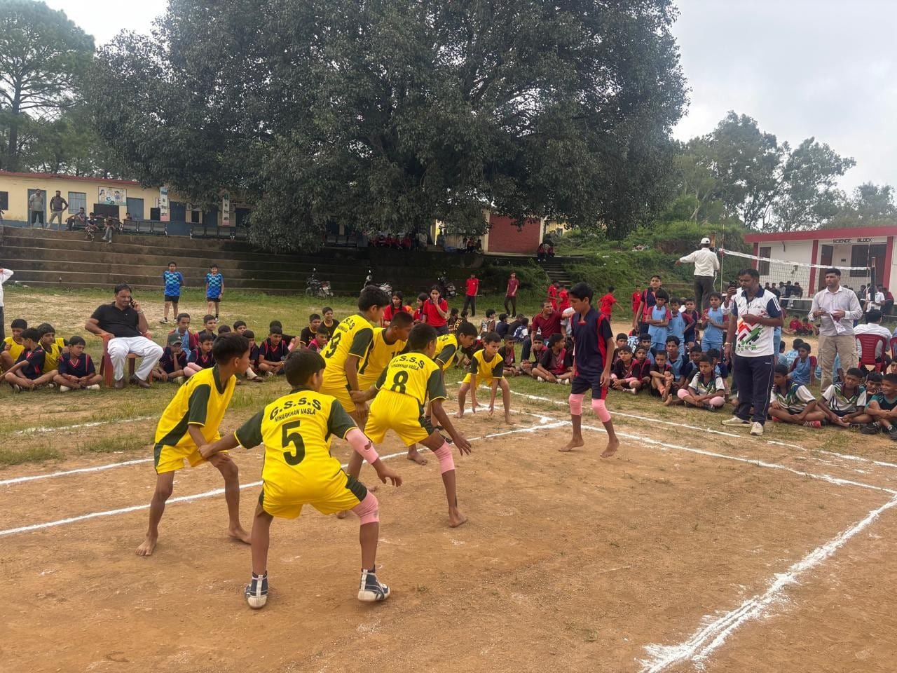 राजकीय वरिष्ठ माध्यमिक पाठशाला बंदला में आयोजित खेलकूद प्रतियोगिता में कबड्डी में भाग लेते हुए राजकीय वरिष्ठ माध्यमिक पाठशाला बंदला में आयोजित खेलकूद प्रतियोगिता में कबड्डी में भाग लेते हुए