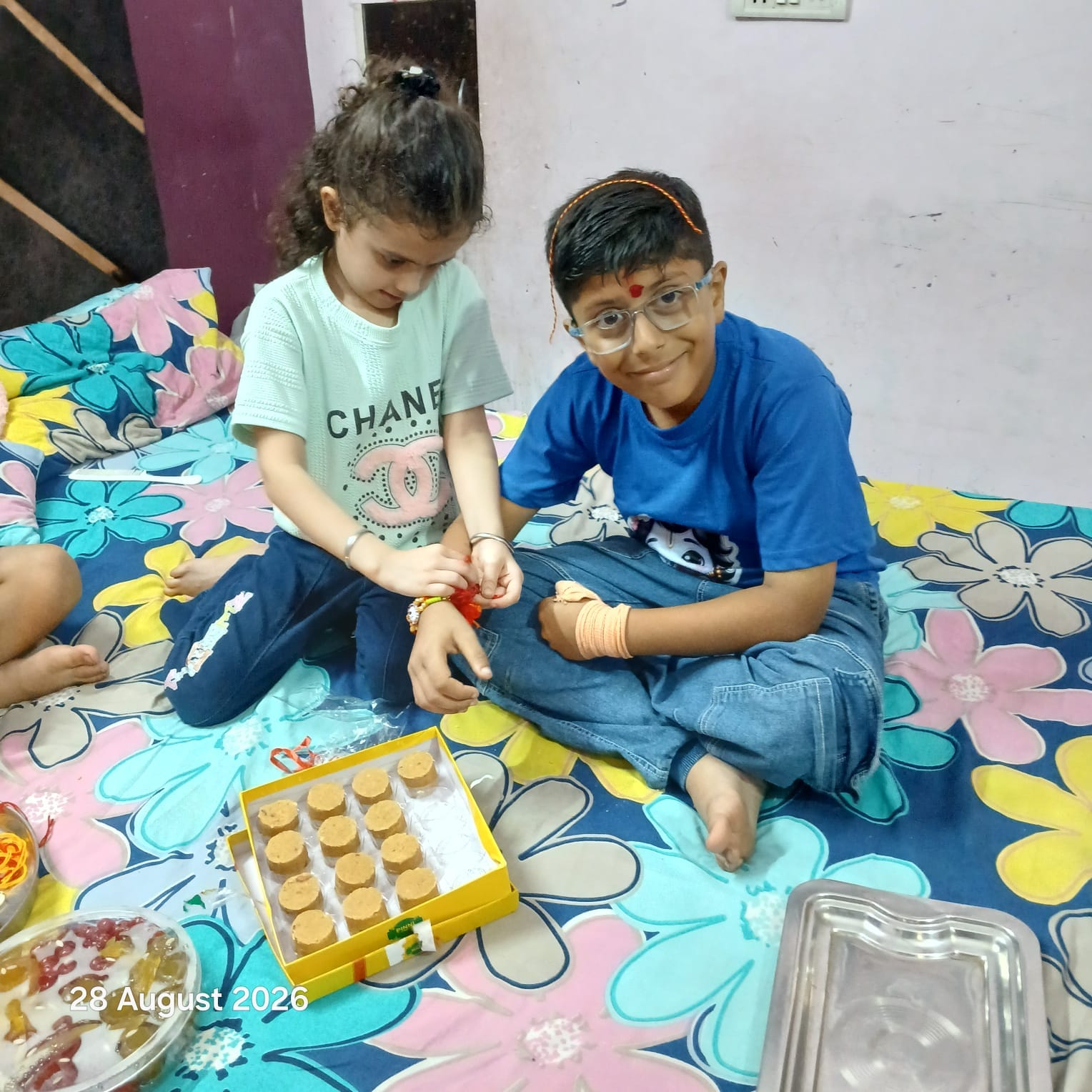 रक्षा बंधन पर्व पर भाई को राखी बांधती व मिठाई खिलाती बहन। अभिभावक रक्षा बंधन पर्व पर भाई को राखी बांधती व मिठाई खिलाती बहन। अभिभावक
