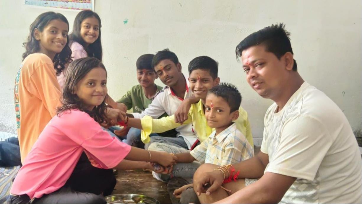रक्षाबंधन पर सेवराई में अपने भाई की कलाई पर राखी बांधती बहन-संवाद रक्षाबंधन पर सेवराई में अपने भाई की कलाई पर राखी बांधती बहन-संवाद