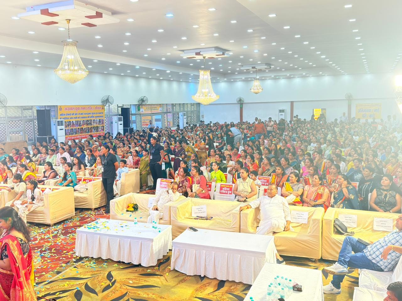 रक्षाबंधन समारोह में मंच पर रामप्रताप गुप्त व महिलाएं। स्वयं रक्षाबंधन समारोह में मंच पर रामप्रताप गुप्त व महिलाएं। स्वयं