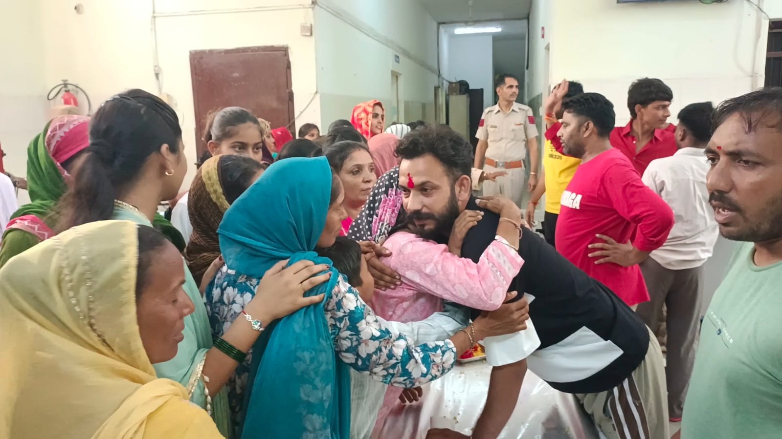 राखी बांधने पहुंची एक बहन अपने भाई से बातचीत करते हुए। संवाद राखी बांधने पहुंची एक बहन अपने भाई से बातचीत करते हुए। संवाद