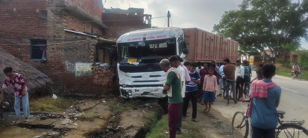रेवतीपुर थाना क्षेत्र के उतरौली के पास नेशनल हाईवे-124 सी पर सड़क हादसे में मृत सतीश के घर पर ब रेवतीपुर थाना क्षेत्र के उतरौली के पास नेशनल हाईवे-124 सी पर सड़क हादसे में मृत सतीश के घर पर ब