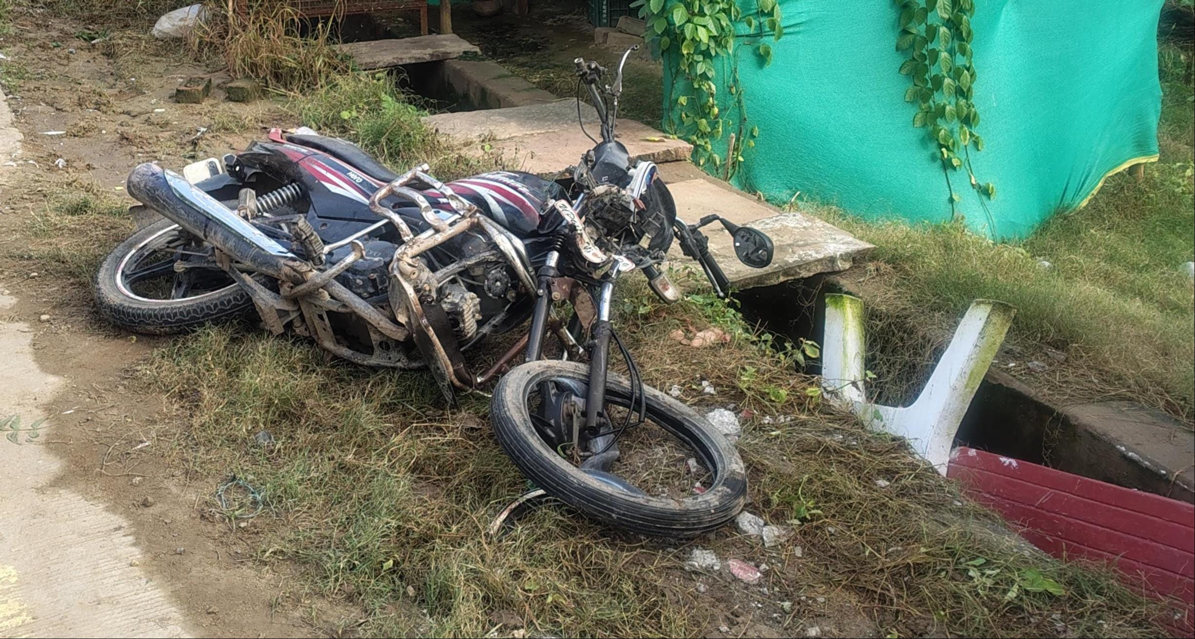 रेवतीपुर थाना क्षेत्र के उतरौली के पास नेशनल हाईवे-124 सी पर सड़क हादसे में मृत सतीश के घर पर ब रेवतीपुर थाना क्षेत्र के उतरौली के पास नेशनल हाईवे-124 सी पर सड़क हादसे में मृत सतीश के घर पर ब