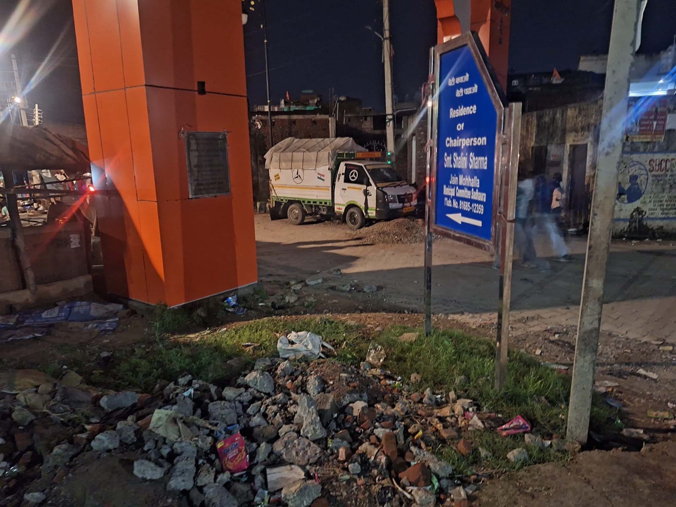साढौरा में प्रवेश द्वार के पास हुआ अवैध कब्जा। संवाद साढौरा में प्रवेश द्वार के पास हुआ अवैध कब्जा। संवाद