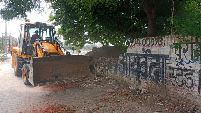 सेक्टर-12 हाउसिंग बोर्ड कॉलोनी में ड्रेन के साथ पड़ा मलबा। संवाद