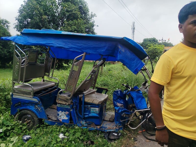 सैनी थाना के खाचकी मई चौराहे के पास ई रिक्शा व कार की भिड़ंत के बाद पुलिस व लोगों की लगी भीड़। सैनी थाना के खाचकी मई चौराहे के पास ई रिक्शा व कार की भिड़ंत के बाद पुलिस व लोगों की लगी भीड़।