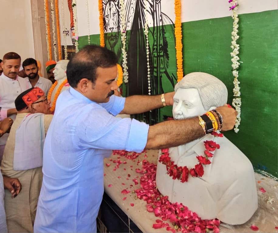 सैयदराजा स्थित शहीद स्मारक स्थल पर श्रद्धांजलि अर्पित करते कांग्रेस कार्यकर्ता। स्रोत:-जागरूक सैयदराजा स्थित शहीद स्मारक स्थल पर श्रद्धांजलि अर्पित करते कांग्रेस कार्यकर्ता। स्रोत:-जागरूक